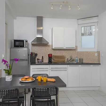 Calme Avec Parking Proche Place Ney アパート